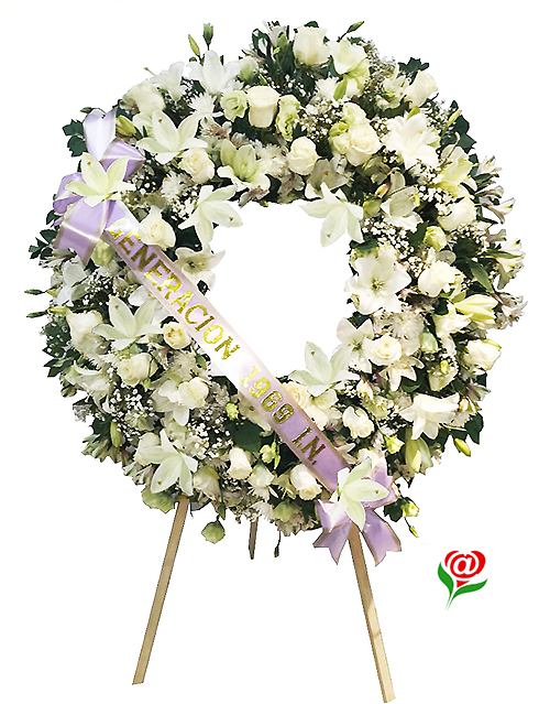  Corona para funeral con cinta impresa, montada en atril. Recomendado instituciones y grupos. Corona de flores fúnebre, tradicional, sobria, con flores seleccionadas. Envíe esta corona flores a velatorios, funerales, ceremonias religiosas particulares e institucionales, cementerios  e in memoriams. Bella corona de flores  mixtas blancas. Su tamaño aproximado es de 80cms de radio con una altura que bordea el 1,80 mt. Fina ofrenda floral para difuntos confeccionada con flores mixtas, follajes y flores de complemento. 
Servicio sólo en Santiago de Chile. Seleccione colorido de las flores: